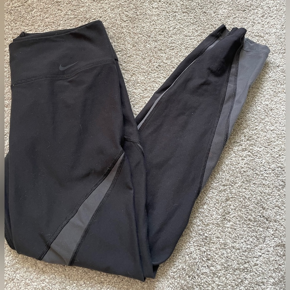 Nike dry-fit leggings. Size M.